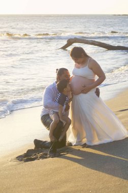 Plajda üç İspanyol Aile