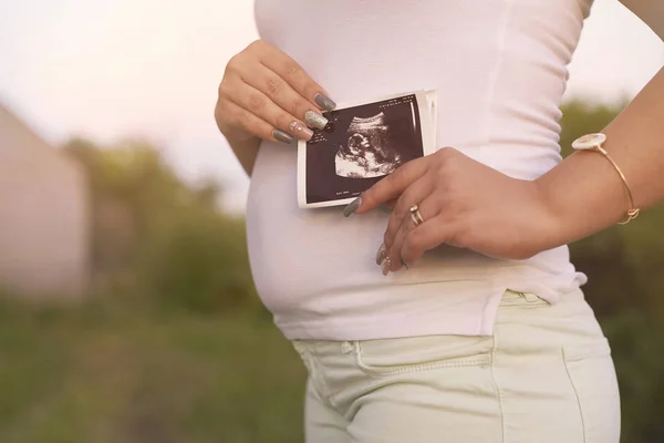 Donna incinta tenere stampa ad ultrasuoni — Foto Stock