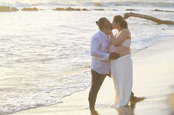 Feliz beijo casal — Fotografia de Stock