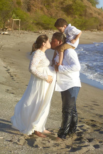 Família beijo na praia — Fotografia de Stock