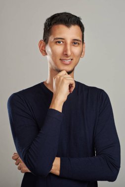 Gülümseyen akıllı genç Arap adam