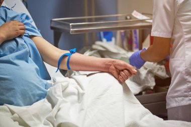 Enjeksiyon için hazırlanıyor hasta el hemşire