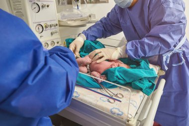 Doktor sıcaklığı kontrol ediyor