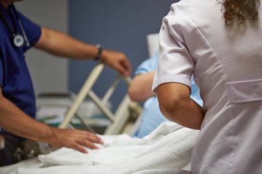 Doktorlar hasta arka planına yardım