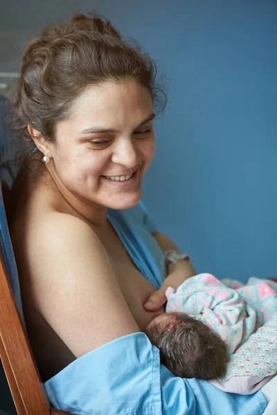 Мами щасливі breatfeeding — стокове фото