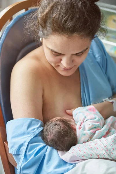 Hispánský žena krmení novorozence — Stock fotografie