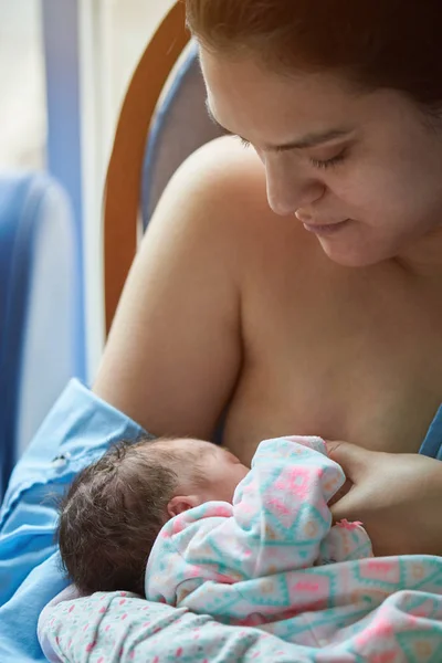 Mom breastfeeding newborn baby — Stock Photo, Image