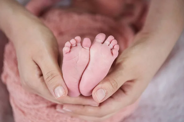 Симпатичні пальці ніг дитини — стокове фото