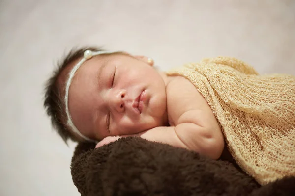 Новорожденный ребенок дремлет — стоковое фото