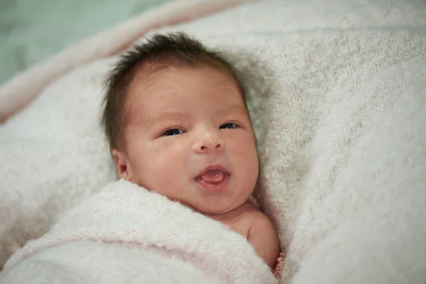 Mosolygó újszülött csecsemő portré — Stock Fotó