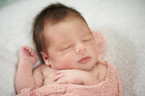 Aranyos alvó baba portréja — Stock Fotó