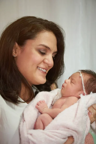 Sonriente mamá sosteniendo bebé recién nacido — Foto de Stock