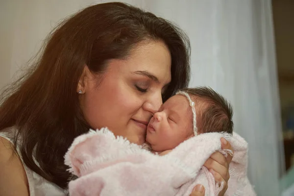 Latina mamá abrazando recién nacido bebé — Foto de Stock