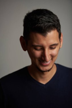 Genç adam gülümseyen aşağı bakıyor