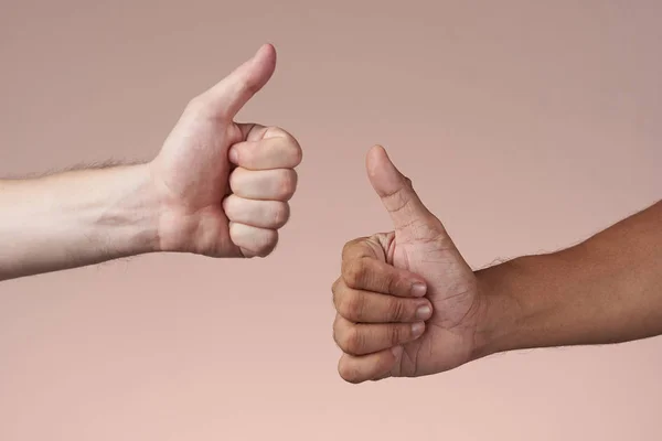 Дві руки показують великий палець вгору — стокове фото