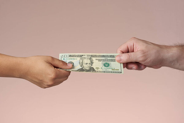 Руки держат двадцатку.
