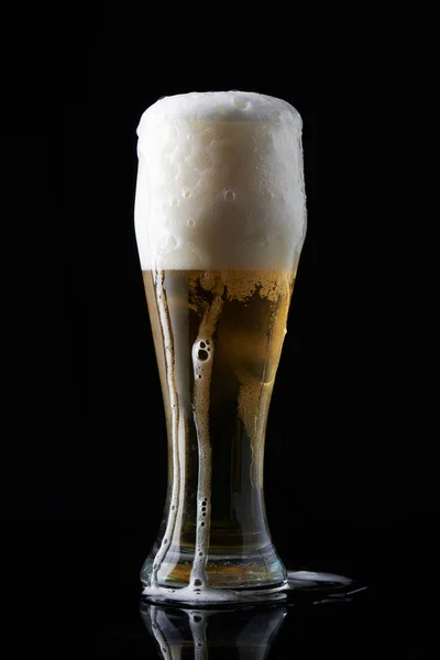 多くの泡を完全ビールグラス — ストック写真