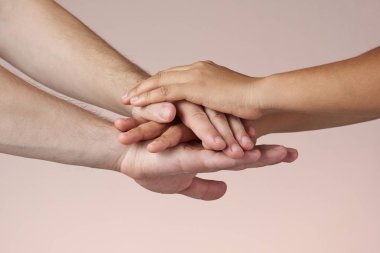 Eller birlikte izole istifleme