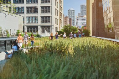 Yüksek hat parkta turist yürümek