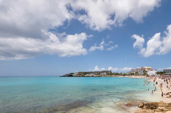 İnsanlar St Maarten Adası Plajı — Stok fotoğraf