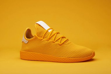 Bir eyllow spor ayakkabı