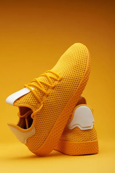 Sepasang sepatu olahraga kuning — Stok Foto