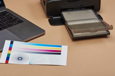 Renkli yazıcı sınadıktan