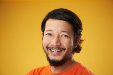 Mutlu gülümseyen Asya genç adam