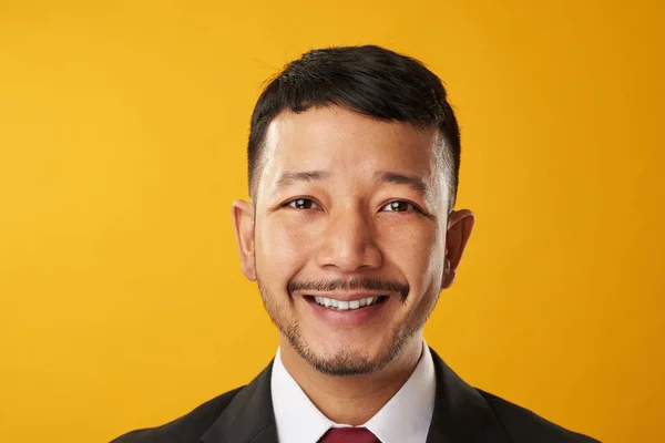 Heureux sourire asiatique homme d'affaires — Photo