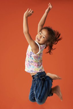 Küçük Asyalı kız atlama