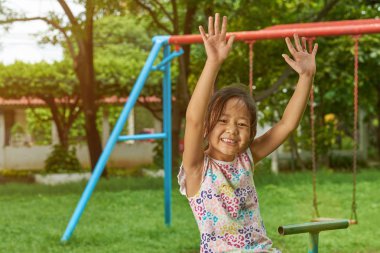 Asyalı kız parkta eğleniyor