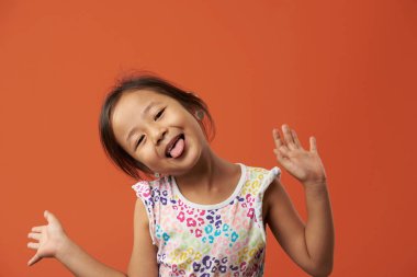 Asyalı kız dilini çıkarmış