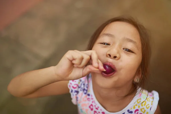 Asiatico ragazza mangiare gelato — Foto Stock