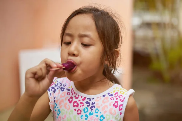 Küçük Asyalı kız suck dondurma — Stok fotoğraf