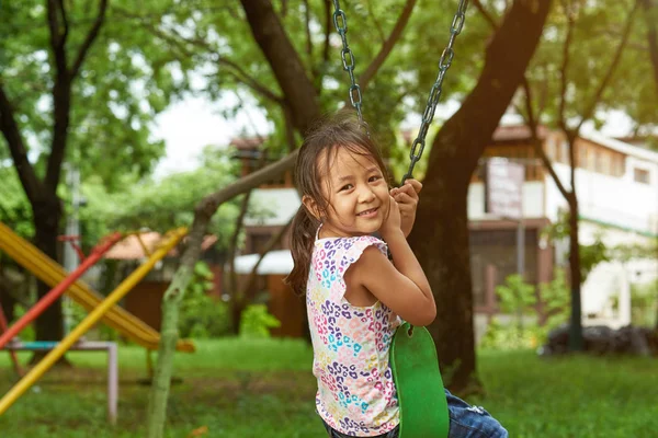 Alegre asiático pequeño chica — Foto de Stock