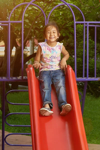 Bahçesi, küçük Asyalı kız