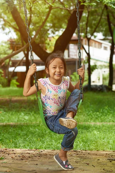 Asyalı kız oturup salıncaklar