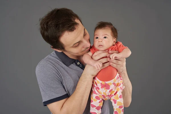 Schattige baby in handen van vader — Stockfoto