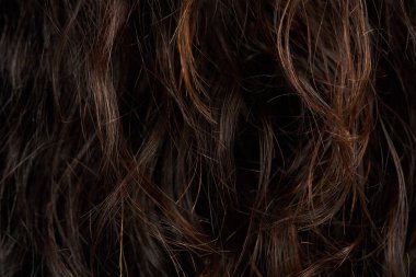 Kahverengi kıvırcık saç
