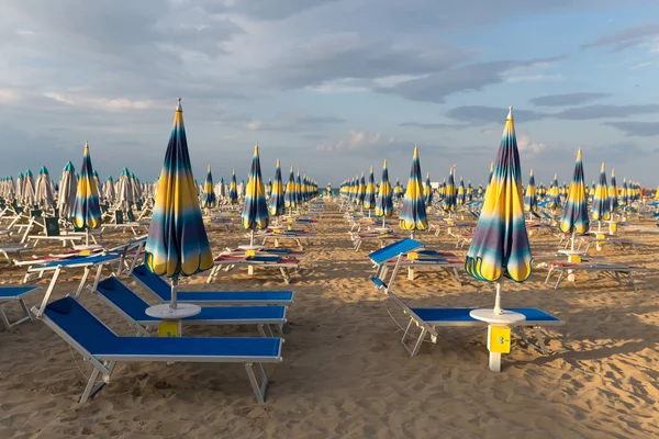Spiaggia di Rimini. Italia. Sedie e ombrelloni gratuiti . — Foto Stock