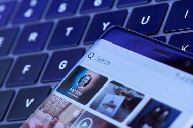 Smartphone ekranında instagram menüde arama