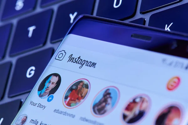 Menu de histórias do Instagram na tela do smartphone — Fotografia de Stock
