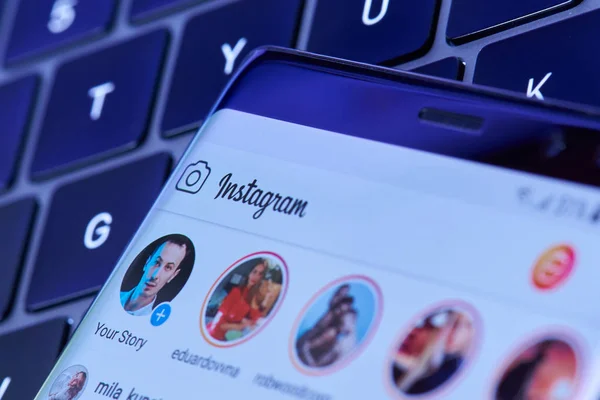 Instagram hikayeleri menü smartphone ekranında