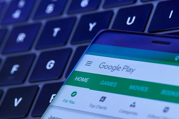 Menú de Google Play en la pantalla del smartphone — Foto de Stock