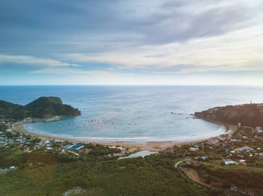 Günbatımı zamanı körfezde okyanus