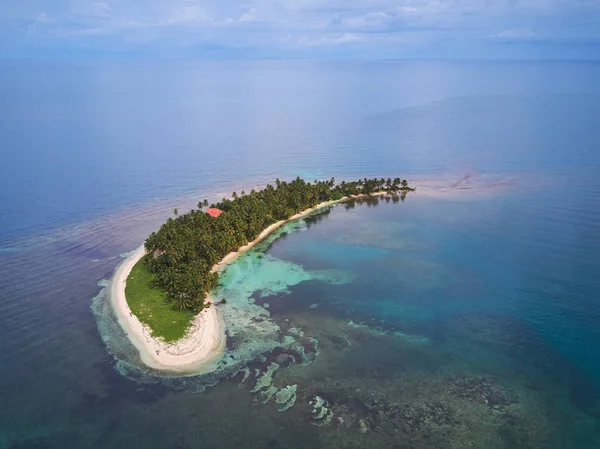 Тропічний довгий острів в океані — стокове фото
