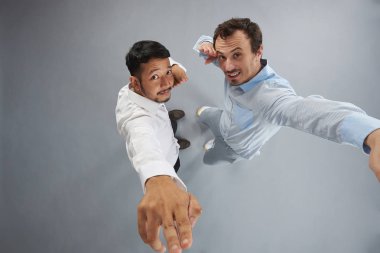 İki genç adam Haritayı dub