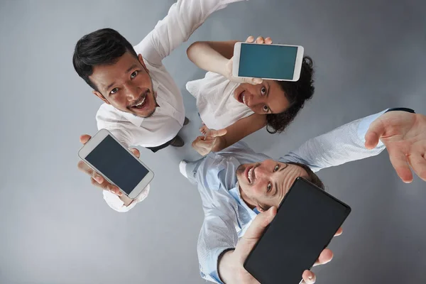 Trei tineri cu smartphone-uri — Fotografie, imagine de stoc