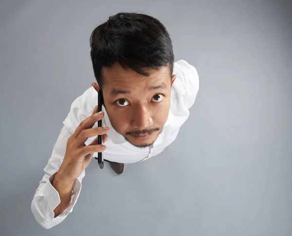 Azjatycki człowiek rozmawiać na smartphone — Zdjęcie stockowe