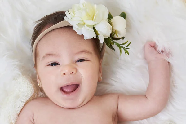 Sorrindo bonito bebê menina — Fotografia de Stock